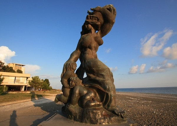 Скульптура медея Пицунда